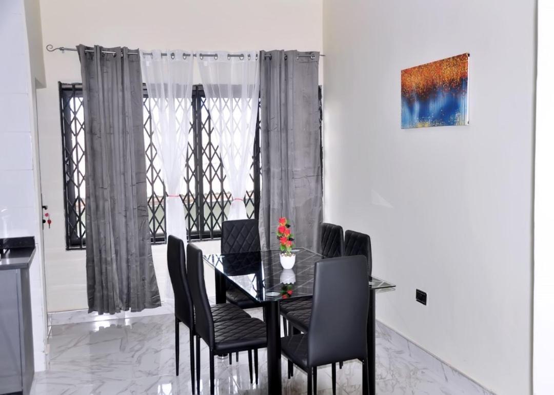 Queens Place Hotel Accra Exterior photo